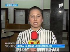 Elena Udrea a zâmbit şi a dus iar mâna către nas!