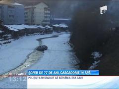 Şofer de 77 de ani, cascadorie în apă