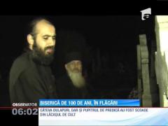 Un lăcaş de cult vechi de un secol a fost distrus de un incendiu violent, în judeţul Neamţ