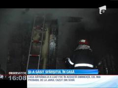 Casă în flăcări, proprietarul a sfârșit sufocat