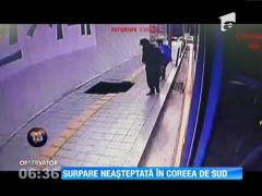 Coreea de Sud: Doi pietoni au fost înghiţiţi de o groapă adâncă