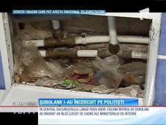 REVOLTĂTOR! Polițiștii aflați într-un bloc locuit de cadre ale Ministerului de Interne, încercuiți de șobolani