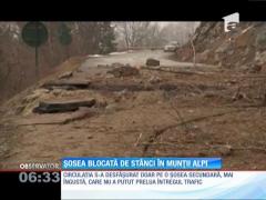 Şosea blocată de stânci în munţii Alpi