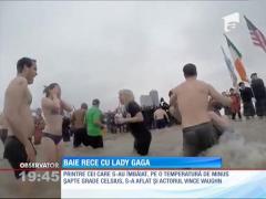 Lady Gaga a plonjat în apa rece a unui lac de lângă Chicago