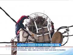 Au mutat cuibul celebrei barze din Schitu Goleşti, dar au rupt inimile vecinilor