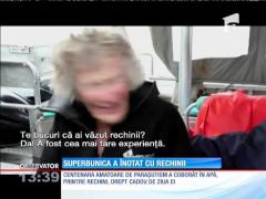 Superbunica amatoare de paraşutism a înota cu rechinii