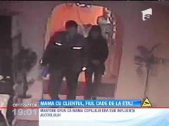 Update! Un băiețel de 7 ani a căzut de la etajul 3 în timp ce mama lui se prostitua!