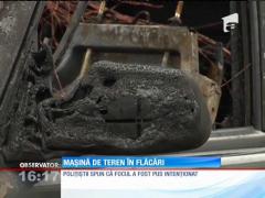 O maşină de teren a luat foc într-o parcare dintr-un cartier din Galaţi