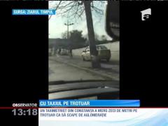 Revoltător! Cu taxiul pe trotuar