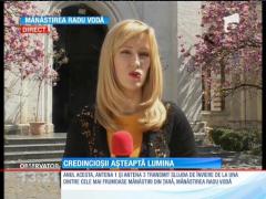 Credincioșii așteaptă Sfânta Lumină