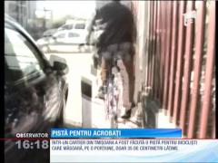 Pistă de pentru bicicliști acrobați în mijlocul orașului