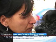 Copil mort în spital, în brațele mamei