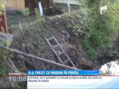 Un bărbat s-a trezit cu maşina în pârâu