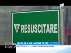O fetiță de patru ani a fost mușcată de gât de un câine