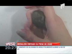 Special! Medalion vintage cu piese de ceas