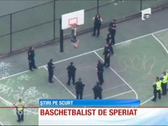 American blocat într-un coş de baschet
