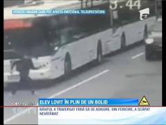 Elev lovit în plin de un bolid