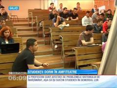 În semn de protest, studenţii dorm în amfiteatru