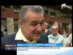 Gigi Becali a făcut baie de mulţime şi a cumpărat zeci de cărţi de rugăciune la Mănăstirea Prislop