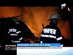 Gospodărie distrusă de un incendiu violent