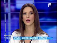 Şoc! Un bărbat cu o maşină de teren s-a urcat peste o maşină staţionată pe o stradă