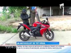 Un motociclist de tot râsul