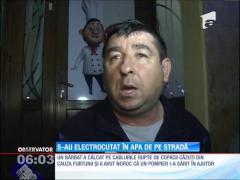 S-au electrocutat în apa de pe stradă