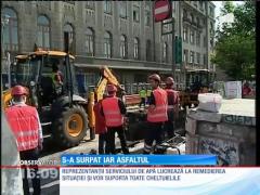 Groapa de 8 metri lungime din centrul Capitalei, din ce în ce mai mare