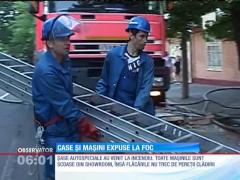 Un incendiu violent a cuprins două case şi s-a extins şi la un showroom auto, pe o stradă din Galaţi