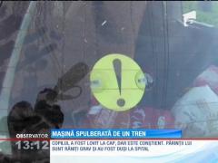 Maşină spulberată de un tren