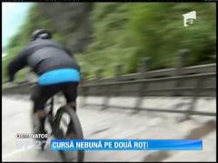 Cursă nebună pe biciclete pe o trecătoare de munte din China