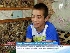 Micii campioni la judo de la Târgu Ocna sunt atât de săraci, încât îşi ţin zecile de medalii într-o găleată