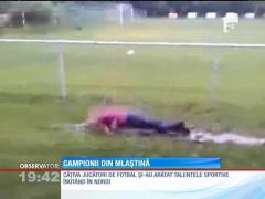 Câţiva fotbalişti și-au arătat talentul de înotători în noroi