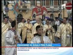 Procesiune de Rusaii prin ploaie