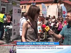 350 de doamne şi domnişoare, la plimbare cu bicicleta prin oraș