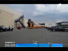 Macara căzută peste o mașină