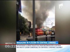 Zeci de magazine mistuite de flăcări într-un cartier din estul Londrei