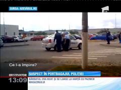 Pentru că nu mai avea loc în maşina poliţiei, un suspect a fost băgat în portbagaj
