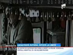 Un şofer este văzut ca un erou în China după ce a reuşit să oprească un autocar rămas fără control.