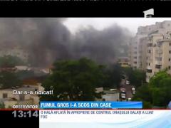 O hală plină cu materiale inflamabile, cauciucuri, mase plastice şi hârtie a luat foc