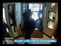 Patru hoţi din Manchester au furat mai multe ceasuri de lux în mai puțin de două minute