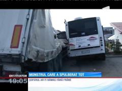 Un TIR rămas fără frâne s-a oprit într-un autobuz. Mastodontul încărcat cu fier a spulberat totul în cale!