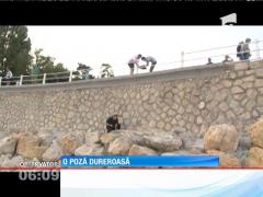 O turistă din Bacău a căzut de la o înălţime de trei metri, după ce balustrada de care s-a rezemat pentru o poză, a cedat