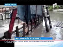 Oraș inundat în 30 de minute. Viitura a ajuns în 24 de locuinţe şi gospodării
