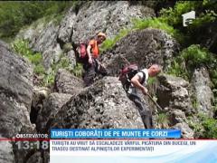 Trei tineri au fost coborâţi de pe munte pe corzi