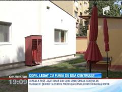 Copil legat cu funia de uşa centrului de plasament