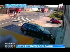 O mamă şi fiul ei de 8 ani, spulberați pe trecerea de pietoni de un camion