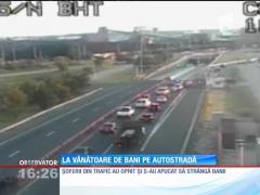 Uşa unei maşini blindate care transporta sacii cu bani s-a deschis în mers. Bancnotele s-au împrăştiat pe o rază de 2 kilometri!