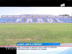 O elevă din Constanţa a găsit o borsetă cu bani şi acte pe stadionul pe care se antrena pentru admiterea la Academia de Poliţie