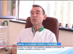 Tânăr tratat cu vitamine pentru o fractură